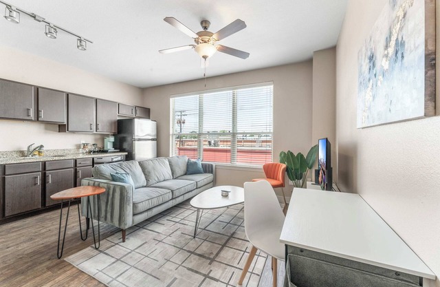 Chic SoCo 1BR King Suite w/GymPickleballLaundry