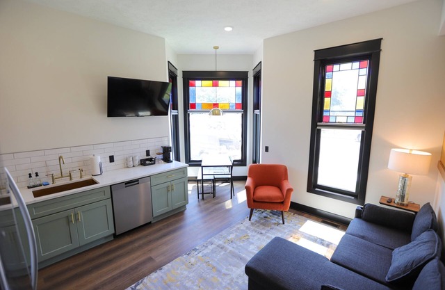 Chic Urban apartment at the Victorian – Steps to Dining, Shops & Farmers Market