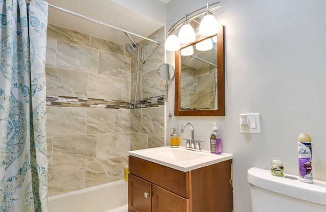 Chicago Condo < Half-Mi to Ascension Resurrection!