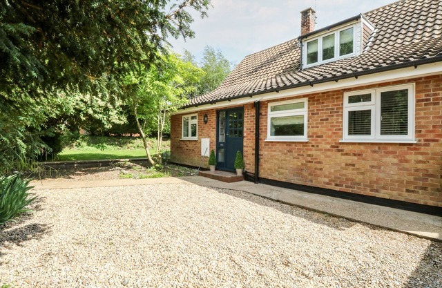 CHURCH FARM BUNGALOW, family friendly, with a garden in Weybourne