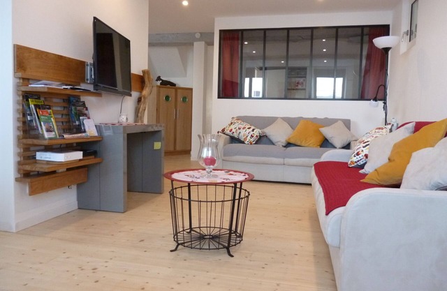 CIBOURE/SAINT-JEAN-DE-LUZ, large apartment 3 * + private garage. Ground floor. Easy access.