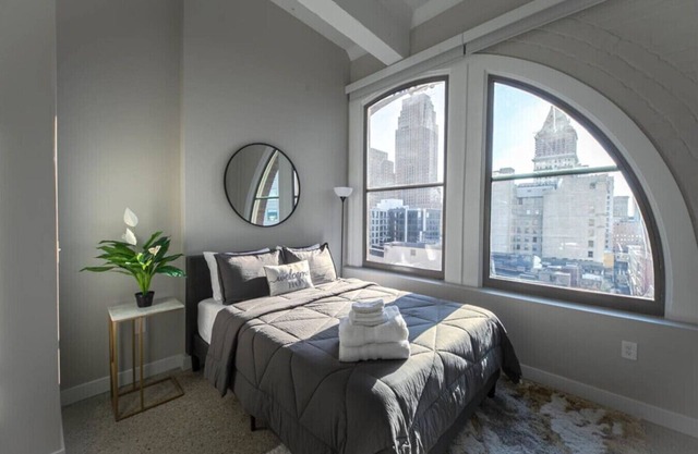 Cincy Studio, King Bed, Walk to Bengals & Reds, Near OTR & TQL, Free Parking