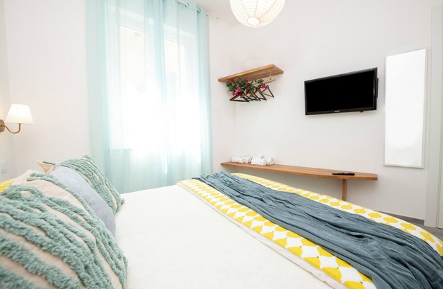 CINQUE TERRE APARTMENT PVT BATH & KITCHNETTE aMoneglia| 2min walk to the beach