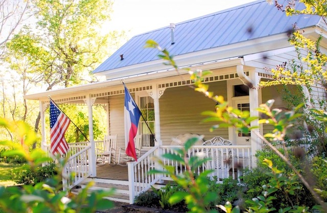 Circa 1900 Farmhouse Cottage - Pond - King Bed - Fenced - 8 Miles to Brenham