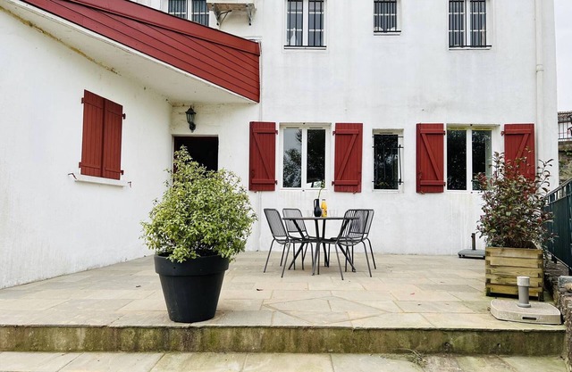 City center T2 apartment, charming, terrace, Wi-Fi, pet friendly