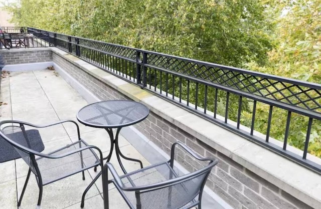 City Centre Penthouse with Balcony 5 mins walk to Colleges and Sleeps 6