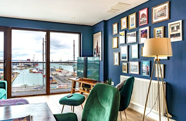 City Centre | Top Floor w/Balcony & Sunset Views | Pass the Keys