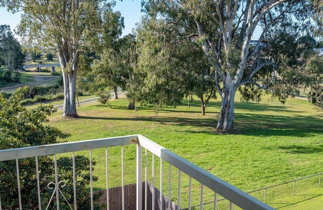 City Fringe Retreat Parkland Views Walk to Everything!