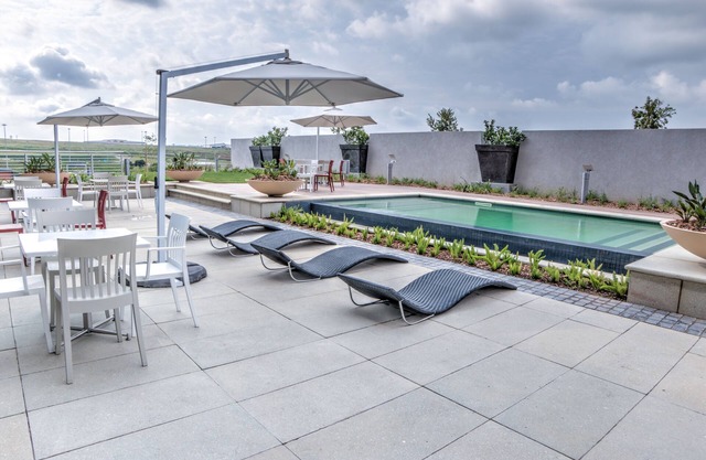 City Lodge Hotel Waterfall City