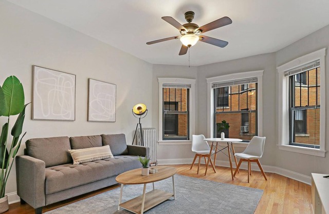 Classic 1BR Portage Park Apt Accessible to Shops!