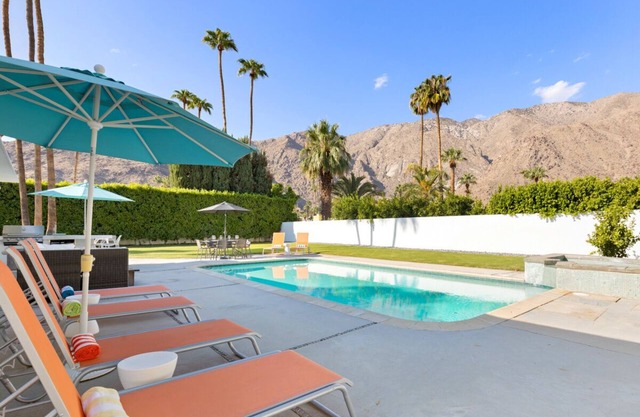 Classic Alexander Home with Mountain Views in Vista Las Palmas!