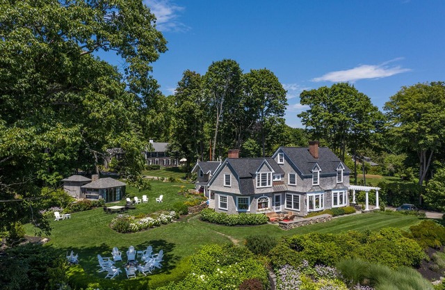 Classic York Harbor Cottage with Ocean Views!