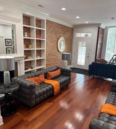 Classy Victorian Brownstone Subway Shopping