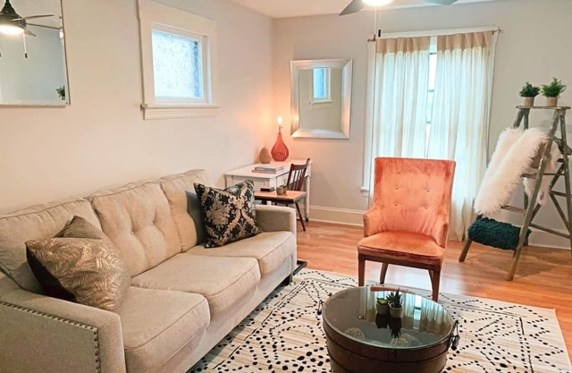 CLE Retreat - Priv APT & Offstreet Parking OFF-SEASON PRICING!