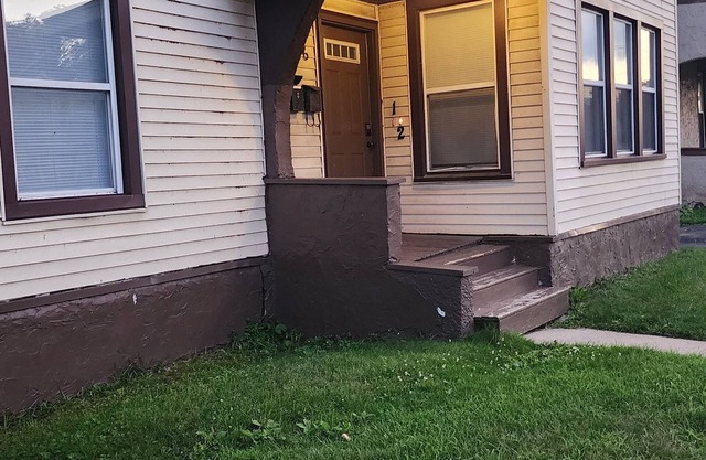 Clean 2-bedroom apartment with WiFi, located on the northwest side of Rockford.