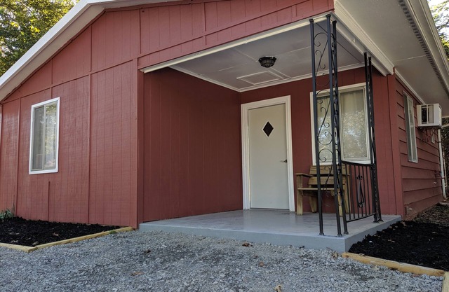 Clean, full kitchen, stand alone cabin