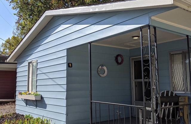 Clean, full kitchen, stand alone cabin adjoining Lake Barkley State Park