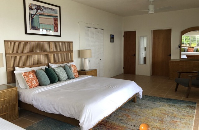 Clearview Villas (LOWER): Casual, Bright, Steps from Sea, Great for families!