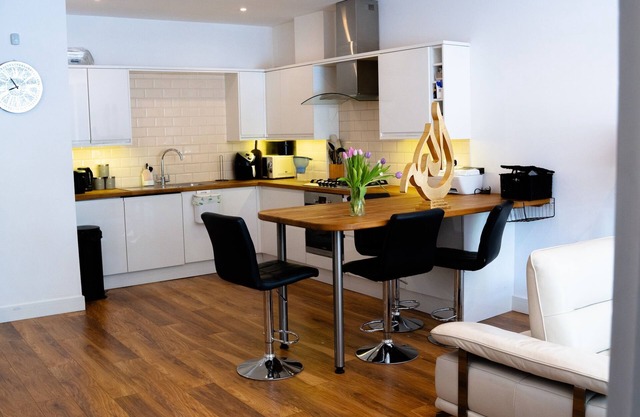 Cleave House - Stylish n Chic 3 Bed House mins from Central London
