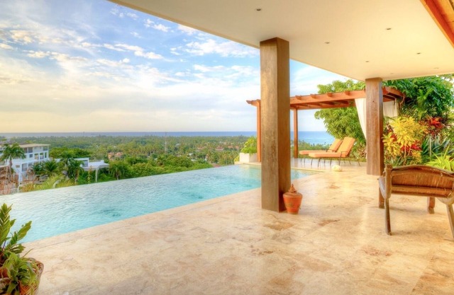 Cliffside Villa with Infinity Pool Amazing Panoramic Views and close to Beaches.