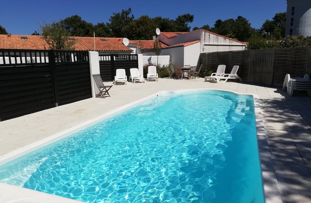 CLOS DES PINS *, cottage for 4 PEOPLE, 2 BEDROOMS, PRIVATE PATIO, SWIMMING POOL