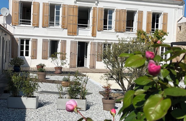 Clos Isidore Large character house 200 m from La Rémigeasse beach.