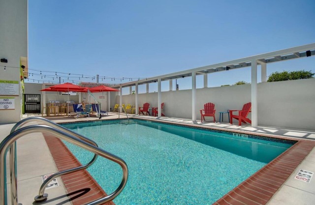 Close Proximity to Disneyland! 2 Units with FREE Breakfast and Onsite Parking!