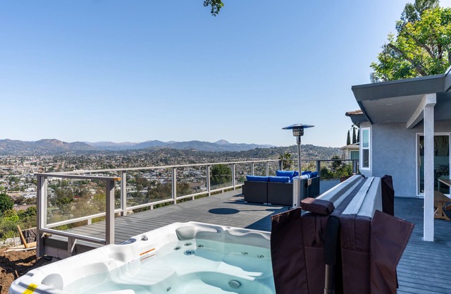 Close to Beaches, Spectacular Views w/hot tub