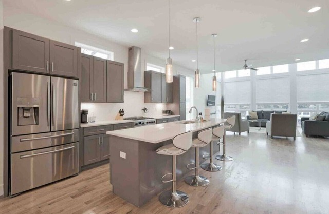 Close to Broadway w/Rooftop Deck!