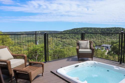 Close to Canyon Lake Cabin - Boat Ramp and Hot Tub