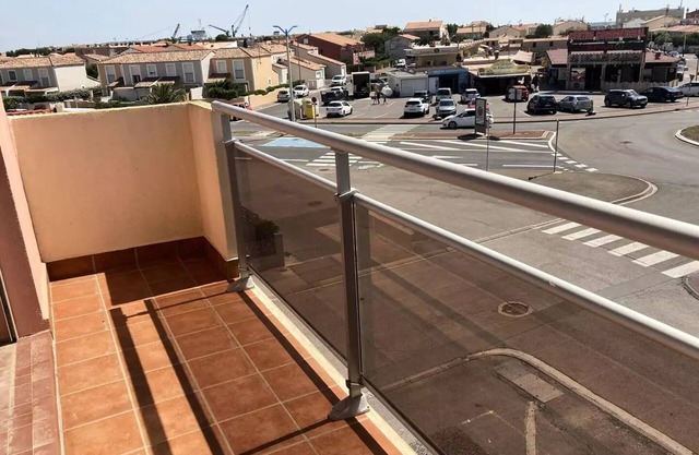 Close to main beaches and shops: studio sleeps 4