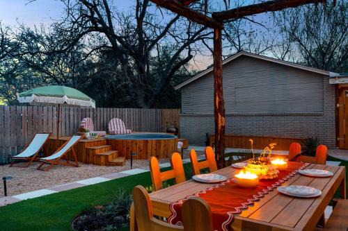 Close to Main Hot tub Cowboy Pool Fire Pit