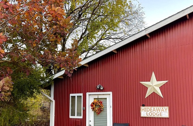 Close to MHK. Cozy lodge w/ amenities! 10-acre oasis, lots of room to hang out!