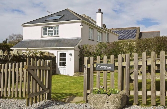 CLOVERWELL, pet friendly, with a garden in Woodleigh