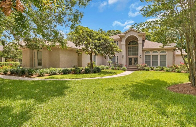 Club Views - Pet-friendly 5BR w/pool & BBQ patio