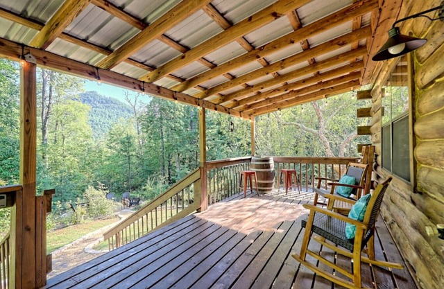 Clyde’s Cabin: Mtn View, Fire Pit, Pet-Friendly