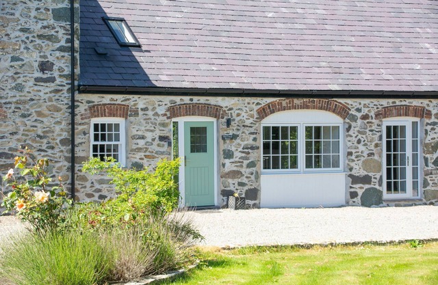 Coach House - sleeps 6 guests in 3 bedrooms