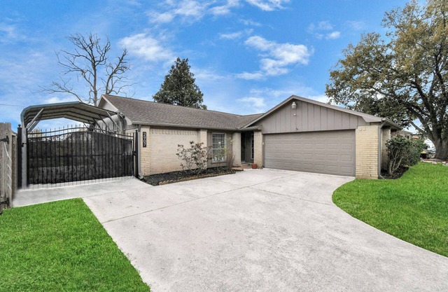 Coastal Comfort: Moments from the Boardwalk w/gated boat parking!