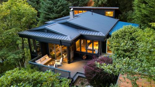 Coastal escape w balcony firebowl ocean views near Manzanita Sunset House by AvantStay