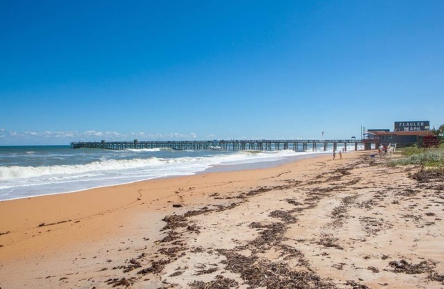 Coastal Getaway! Three Great Units, Pool, Parking, Kitchen