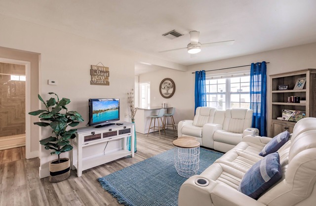 Coastal home near beaches and downtown Venice! Pet friendly.