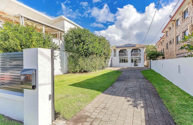 Coastal Home Retreat - Spacious, Sleeps 12