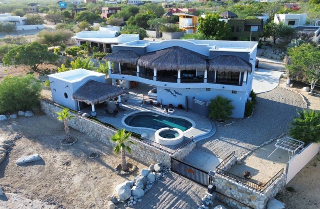 Coastal Paradise: Pool & Hottub