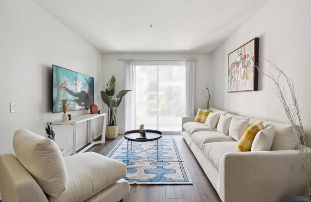 Coastal Retreat: 2BDR Apt in Marina Del Rey – Pool, Gym & Free Parking