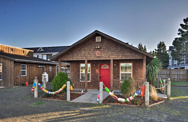 Coastal Retreat in Long Beach: Walk to Attractions