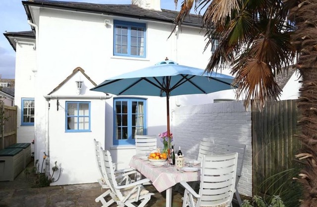 Coastguard Cottage on quiet creek in Wittering, renovated 2021, oozes character