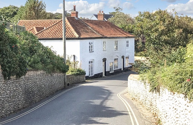 COBBLER'S COTTAGE, pet friendly, country holiday cottage in Mundesley