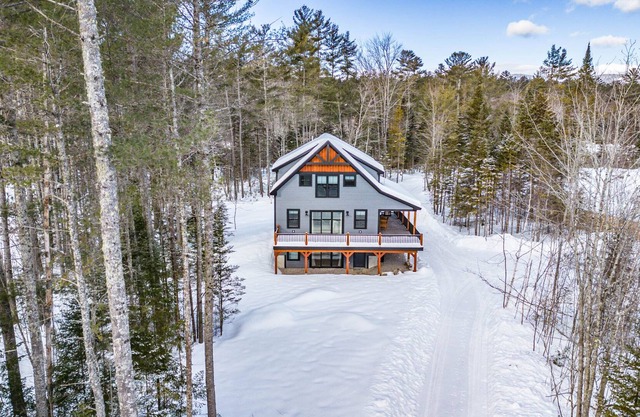 Cobblestone House: 4 BR, 3.5 BA Chalet in Bethel, Sleeps 10