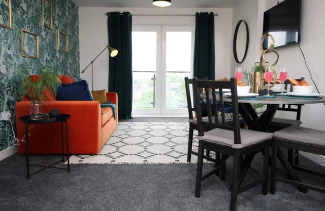 Cohost Partners | Modern 2BR Apt | River Views