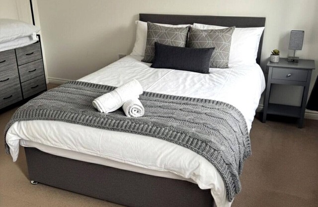 Colchester Retreat: 4BR 2BATH Ample Street Parking